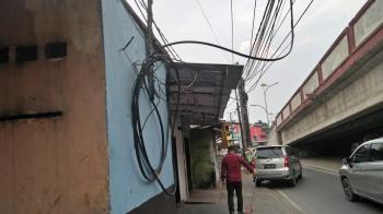 Ngeri! Kabel  Menjutai di Jalan Antasari Membahayakan Pengguna Jalan